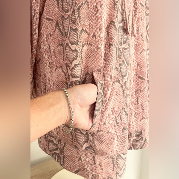 Seven Forty Two Women’s Pink Snake Print Blouse too | Size L - Picture 6 of 12